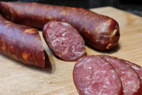 Kiełbasa z renifera: gdzie kupić, jak przygotować i jakie ma smaki
