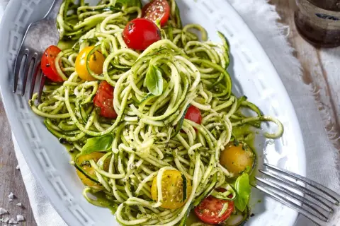 Zucchini-Nudeln mit Pesto und Kirschtomaten, ein leichtes und gesundes Gericht, das Lust auf mehr macht.