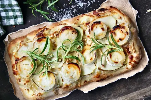 En läcker pinsa med chevre, tunna potatisskivor och rosmarin. Perfekt för en mysig kväll.