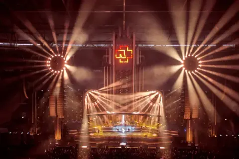 Spektakularna scena z logo Rammstein, przygotowana na koncerty 2026. Oświetlenie tworzy niesamowitą atmosferę.