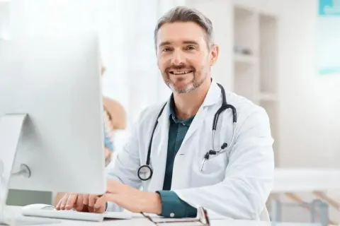 Urolog gdzie najszybciej? Znajdź pomoc w 24h: NFZ, prywatnie, SOR