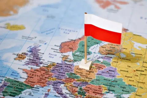 Flaga Polski na mapie Europy.