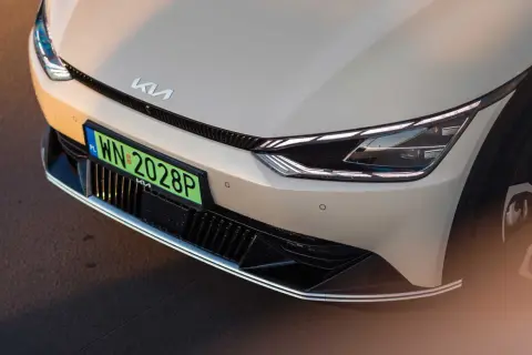 Przód samochodu Kia z zieloną tablicą rejestracyjną WN 2028P.
