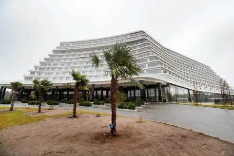 Nowoczesny hotel Gołębiewski w Pobierowie, z tarasami i palmami, czeka na otwarcie.