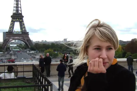 En tjej njuter av utsikten över Paris från Eiffeltornet.