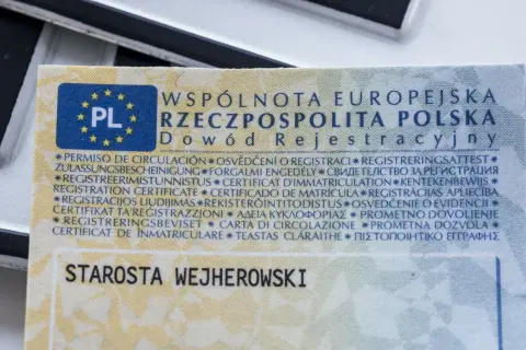 Zgubiony dowód rejestracyjny? Na zdjęciu fragment dokumentu z pieczątką "Starosta Wejherowski".