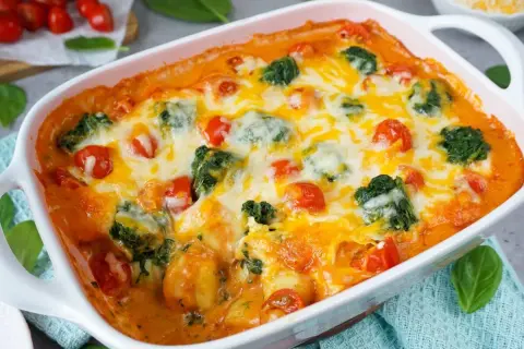 Ein Auflauf mit Gnocchi, Brokkoli und Tomaten in cremiger Sauce, überbacken mit Käse. Perfekt für ein schnelles Mittagessen für Kinder.