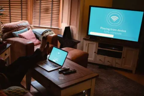 Jak połączyć laptopa z telewizorem przez bluetooth - proste kroki i porady