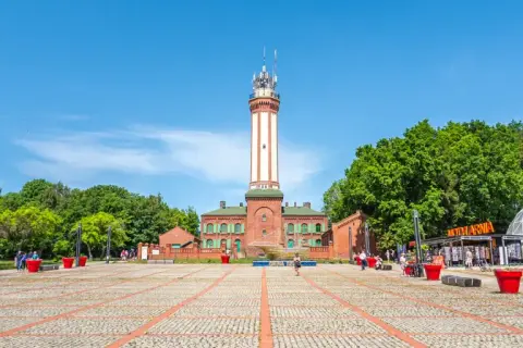 Latarnia morska w Niechorzu, plac z fontanną i pawilonami. Wspaniałe niechorze atrakcje dla każdego.
