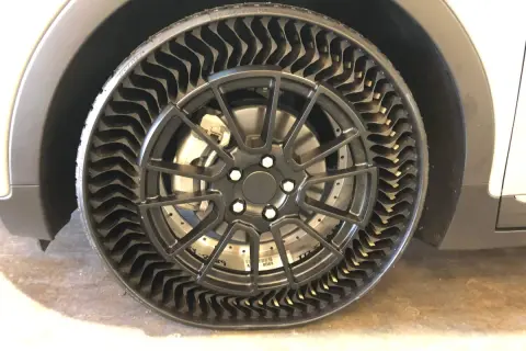 Pneu sans air, avec une structure alvéolée, semble dégonflé sans crevaison.