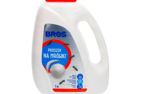 Biały pojemnik z czerwonym zamknięciem, zawierający proszek na mrówki BROS. Etykieta z rysunkami mrówek i napisem "Proszek na mrówki".