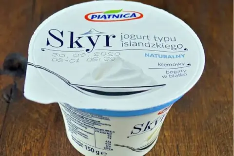 Jogurt typu islandzkiego Skyr naturalny, kremowy, bogaty w białko. Czy skyr jest zdrowy? Tak, to świetny wybór!