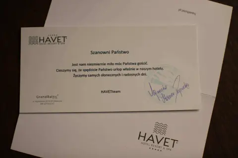 Miłe powitanie gości na imprezie w hotelu HAVET. Cieszymy się, że spędzicie Państwo urlop u nas.