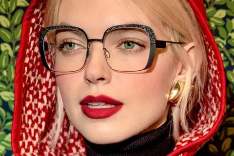 Modne oprawki 2026: Trendy, kolory i jak dobrać okulary do twarzy