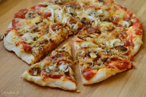 Pieczarki na pizzę: Smażyć czy surowe? Uniknij mokrego ciasta!