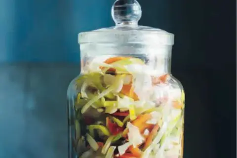 En glasburk fylld med strimlad vitkål, morot och purjolök. En perfekt 3 veckors sallad som väntar på att bli uppäten.