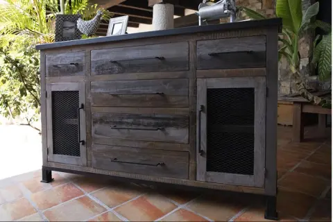Buffet en bois vieilli, prêt à se relooker. Ses tiroirs et portes grillagées lui donnent un style industriel unique.