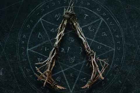 Ein Sternenkreis mit Runen und ein aus Zweigen gefertigtes Symbol, das an das Logo von Assassin's Creed neu erinnert.