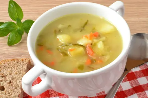 Zupa ogórkowa: Kompletny przepis na idealny smak krok po kroku!
