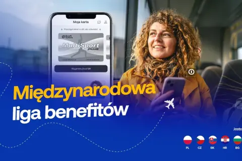 Kobieta z telefonem w ręku, na ekranie karta MultiSport. W tle autobus i flagi krajów.