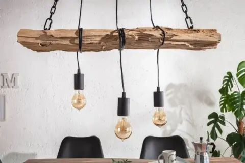 Oryginalny pomysł na lampę z drewna, wiszącą na łańcuchach, z trzema żarówkami w stylu retro.
