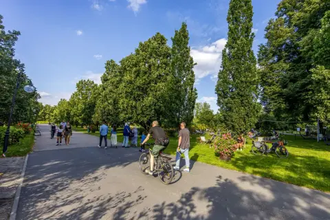 Ludzie korzystają z pięknej pogody na ścieżkach rowerowych w Poznaniu.