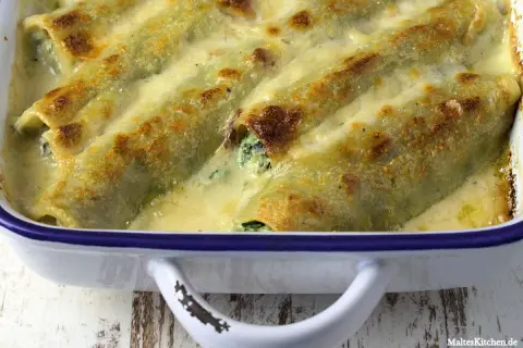 Überbackene Cannelloni mit Spinat und cremiger Käsesauce, goldbraun gebacken. Ein Genuss!