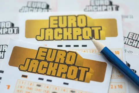 Kupony Eurojackpot i niebieski ołówek.