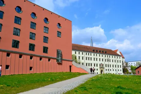 Moderne und historische Gebäude in Passau, wo man vielseitig studieren kann.