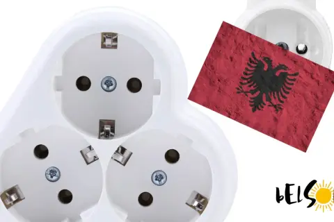 Białe gniazdka elektryczne z flagą Albanii. Idealne do podłączenia urządzeń w każdym domu.