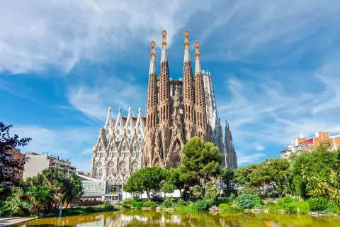 Majestatyczna Sagrada Familia w Barcelonie, z jej unikalną architekturą i zielonym otoczeniem, to miejsce pełne ciekawostek.