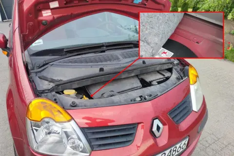 Czerwony samochód z otwartą maską. W powiększonym kadrze widoczny numer VIN na szybie.