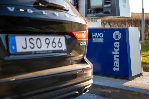 En mörk Volvo står vid en HVO-pump. Bilen har registreringsskylten JSO 966.