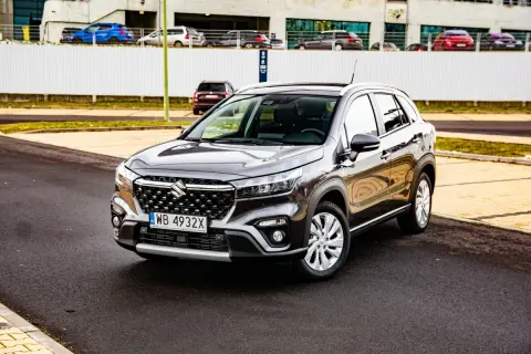 Szary Suzuki S-Cross na drodze. Wiele osób szuka **suzuki s-cross opinie** przed zakupem, a ten model wygląda obiecująco.