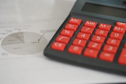 Calcolatrice e grafico a torta con percentuali, utili per analizzare il numero di turnover.