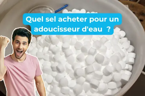 Un homme joyeux montre un seau rempli de pastilles de sel régénérant, expliquant à quoi sert le sel régénérant pour adoucir l'eau.