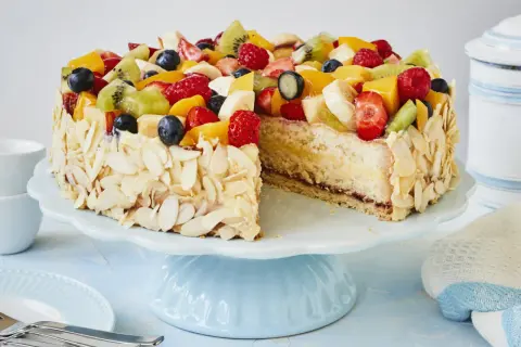 Fruchtiger Tortentraum mit Mandelsplittern. So einfach backen Sie sich ein Lächeln ins Gesicht!