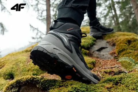 Buty trekkingowe 4F z technologią PrimaLoft zapewniają ciepło i komfort podczas wędrówki po leśnym, omszałym terenie.