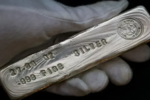 Barra d'argento con incisioni: "27.00 OZ", "999 FINE SILVER". Utile per come riconoscere l'argento antico.