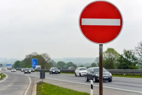 Znak "zakaz wjazdu" ostrzega przed niebezpieczną jazdą pod prąd. Grozi za to wysoki mandat.
