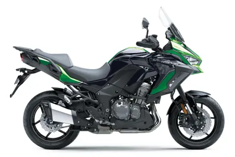 Kawasaki Versys 1000 wady: ciemnogranatowo-zielony motocykl turystyczny z czarnymi felgami i dużą szybą.