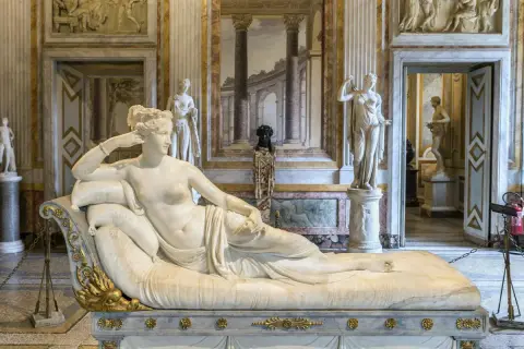 W Galleria Borghese, marmurowa Wenus odpoczywa na sofie, otoczona innymi rzeźbami i malowidłami.