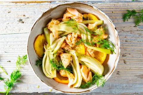 Schmackhafter Fenchel mit Fisch und Orangenscheiben, garniert mit Dill. Ein leichtes Gericht, das Frische und Aroma vereint.