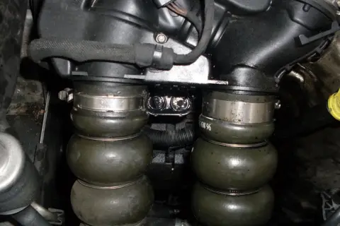 Détail du moteur avec durites gonflées, possible symptôme doseur d'air HS.