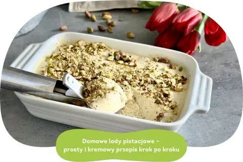 Domowe lody pistacjowe – kremowy przepis krok po kroku. Pyszne, domowe lody pistacjowe posypane orzechami.