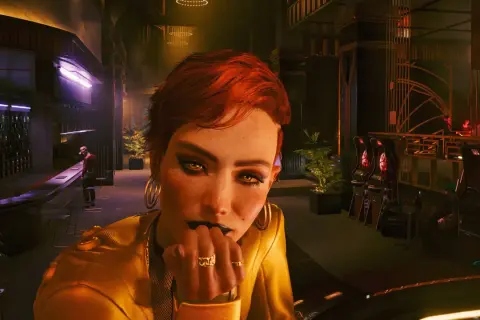 Kobieta w żółtej kurtce w neonowym klubie. Czy tyle zarobił Cyberpunk 2077?