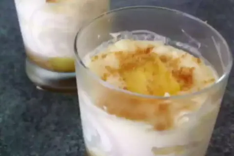Délicieux dessert mirabelles mascarpone en verrine, garni de miettes croustillantes.