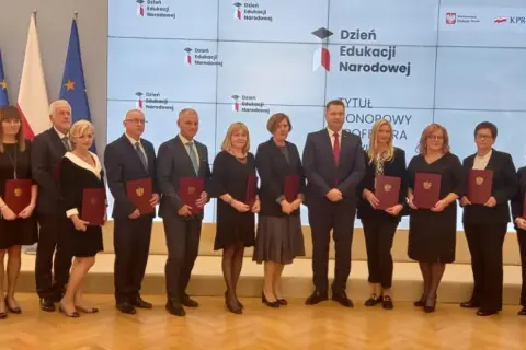 Ile zarabia honorowy profesor oświaty? Poznaj jednorazową gratyfikację