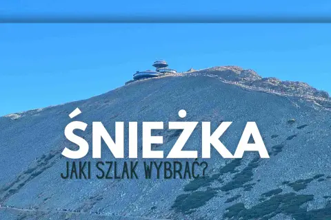 Szlak niebieski na Śnieżkę, kamienista góra z budynkami na szczycie i turystami na ścieżce.