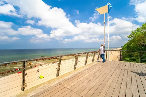 Spacer po molo w Rewalu, podziwiając plażę i morze. Miłość na kłódkach to jedne z wielu atrakcji Rewala.